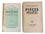 deux livres posés l'un sur l'autre sur une surface blanche