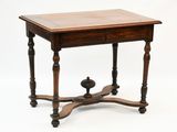 image d'une petite table avec un plateau en bois sur fond blanc