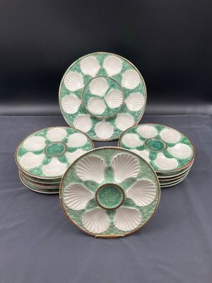 un lot de six assiettes vertes et blanches ornées de fleurs