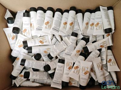 une boîte en carton remplie d'une grande variété de produits de soin pour la peau