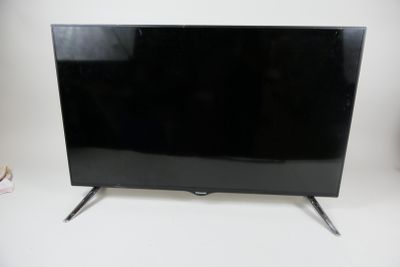 un gros plan d'un téléviseur à écran plat posé sur une table