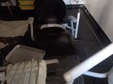 une photo d'un fauteuil de dentiste dans une pièce