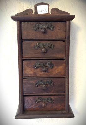 une petite commode en bois surmontée d'une horloge