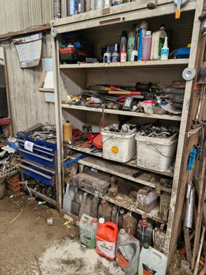 un garage avec de nombreux outils sur les étagères