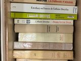 plusieurs livres empilés dans une boîte