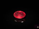 gros plan d'un diamant rouge sur une surface noire