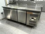 un comptoir en acier inoxydable dans une cuisine commerciale