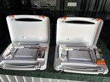 deux cuvettes de WC posées sur un plan de travail dans une cuisine