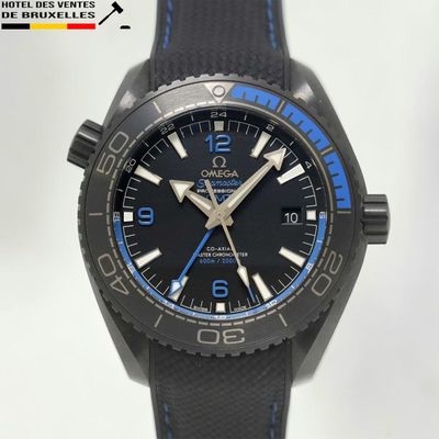 La montre est noire et bleue, avec une trotteuse bleue.
