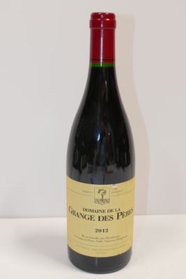 une bouteille de vin posée sur une table