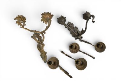 trois bougeoirs en laiton ancien et un porte-bougie sur fond blanc