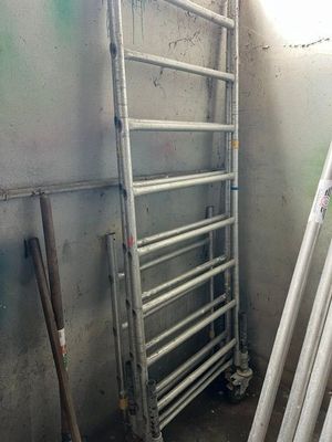 une échelle adossée au mur d'une pièce