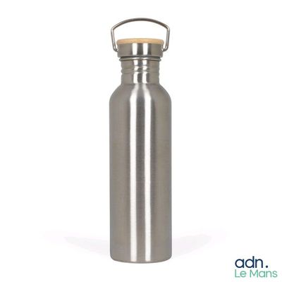 La bouteille d'eau en acier inoxydable avec couvercle en bambou est représentée sur un fond blanc