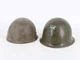 Deux casques sont posés l'un à côté de l'autre sur une surface blanche