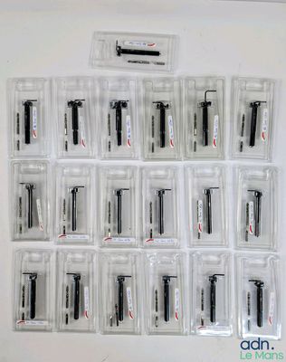 il y a beaucoup de stylos de différents types dans le paquet