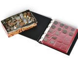 une boîte remplie de pièces posée sur une table
