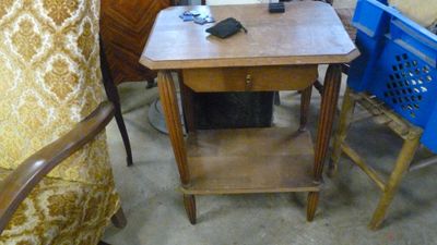 une petite table sur laquelle se trouve un téléphone, dans une pièce
