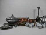 beaucoup d'objets en argent qui se trouvent sur la table