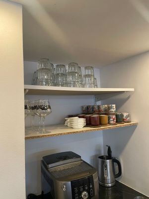 un micro-ondes et un grille-pain posés sur le plan de travail d'une cuisine