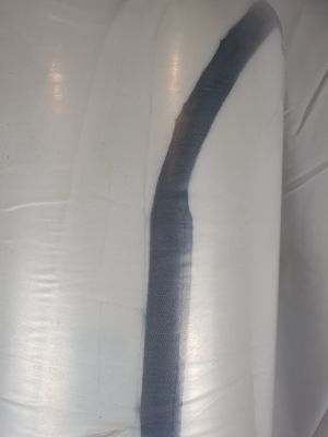 un récipient en plastique d'où sort un tuyau noir