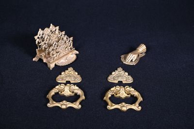 Ensemble en bronze ciselé doré soit une paire de heurtoirs d…