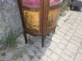 une armoire recouverte d'une housse rose