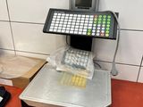une photo d'une caisse enregistreuse posée sur un plan de travail de cuisine
