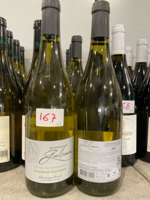 plusieurs bouteilles de vin sont alignées sur un comptoir