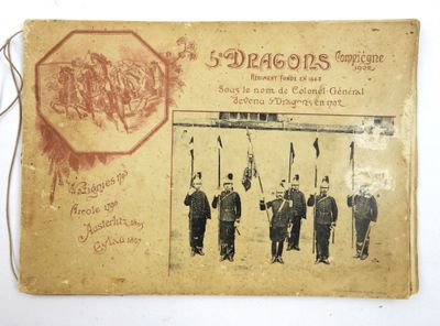 une vieille carte postale représentant un groupe d'hommes en uniforme