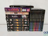 de nombreux DVD empilés les uns sur les autres sur une table