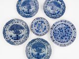six assiettes bleues et blanches ornées de motifs sur un fond blanc