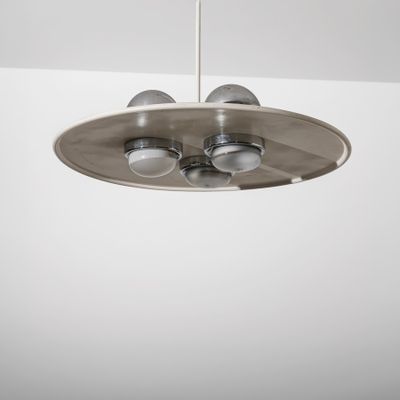 une lampe suspendue au plafond de la pièce
