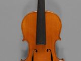 un gros plan d'un violon posé sur une surface grise