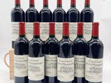 six bouteilles de vin rouge sont alignées
