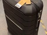une valise noire avec une étiquette, dans un magasin