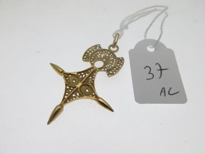 gros plan d'un collier auquel est attachée une étiquette