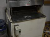 une machine posée sur le sol de la cuisine