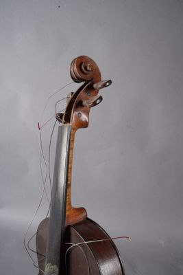 un violon posé sur un chevalet
