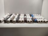 de nombreux rouleaux de papier posés sur une étagère dans une pièce