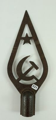 a picture of a hammer and sickle with a star on it