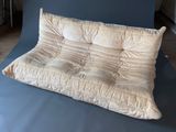 un canapé posé sur une chaise bleue