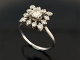 gros plan d'une bague en diamant sur une surface noire