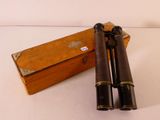 paire de jumelles anciennes en laiton et bois, avec leur coffret en bois