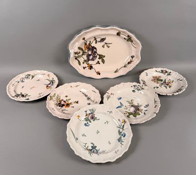 Ensemble comprenant un plat creux en faïence, sept assiettes…