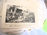 un vieux journal sur lequel figure la photo d'un groupe de personnes