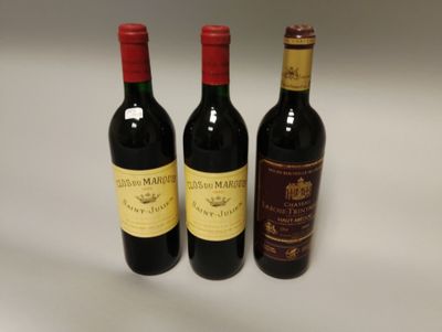 trois bouteilles de vin sont alignées sur une surface blanche