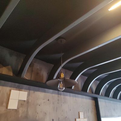 une lampe suspendue au plafond d'un restaurant