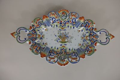 une assiette ornée d'un motif floral, accrochée au mur