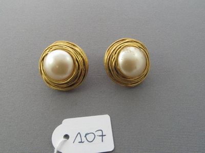 deux paires de boucles d'oreilles en or et perles, avec leur étiquette de prix