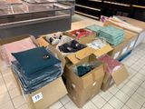 de nombreuses boîtes de vêtements posées par terre dans un magasin